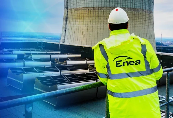 Pracownik Enei na terenie elektrowni.